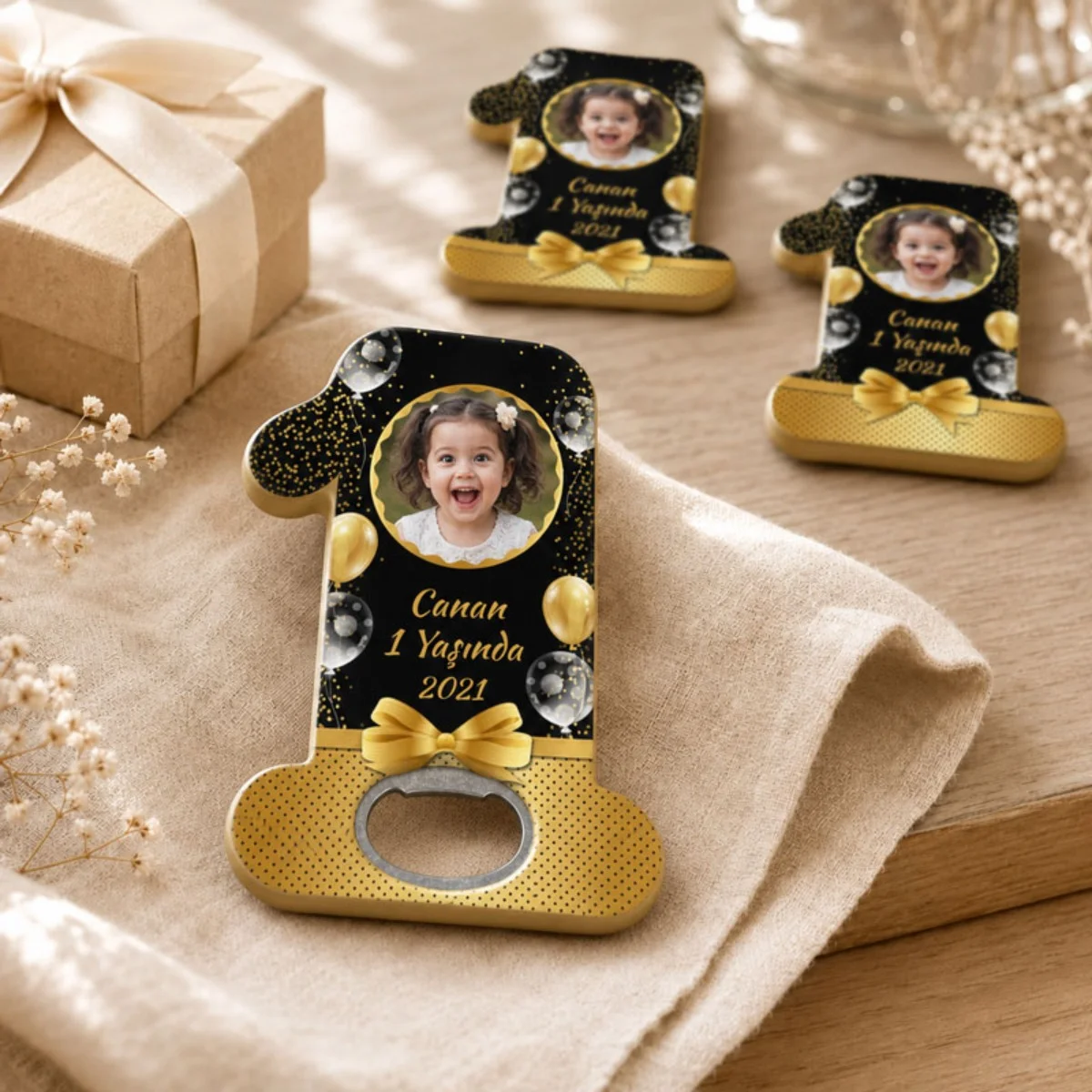 Kişiye Özel Fotoğraflı Siyah Gold 1 Yaş Magnet Şişe Açacağı – Işıltılı Balonlu Lüks Bebek Doğum Günü Hediyeliği