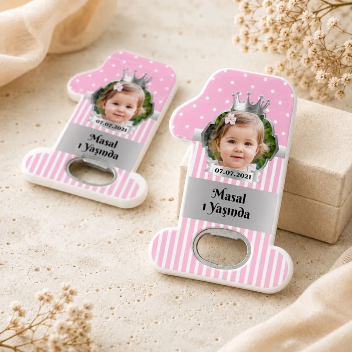 Kişiye Özel Fotoğraflı Pembe Gümüş Taçlı 1 Yaş Magnet Şişe Açacağı – Prenses Konsept Kız Bebek Doğum Günü Hediyeliği