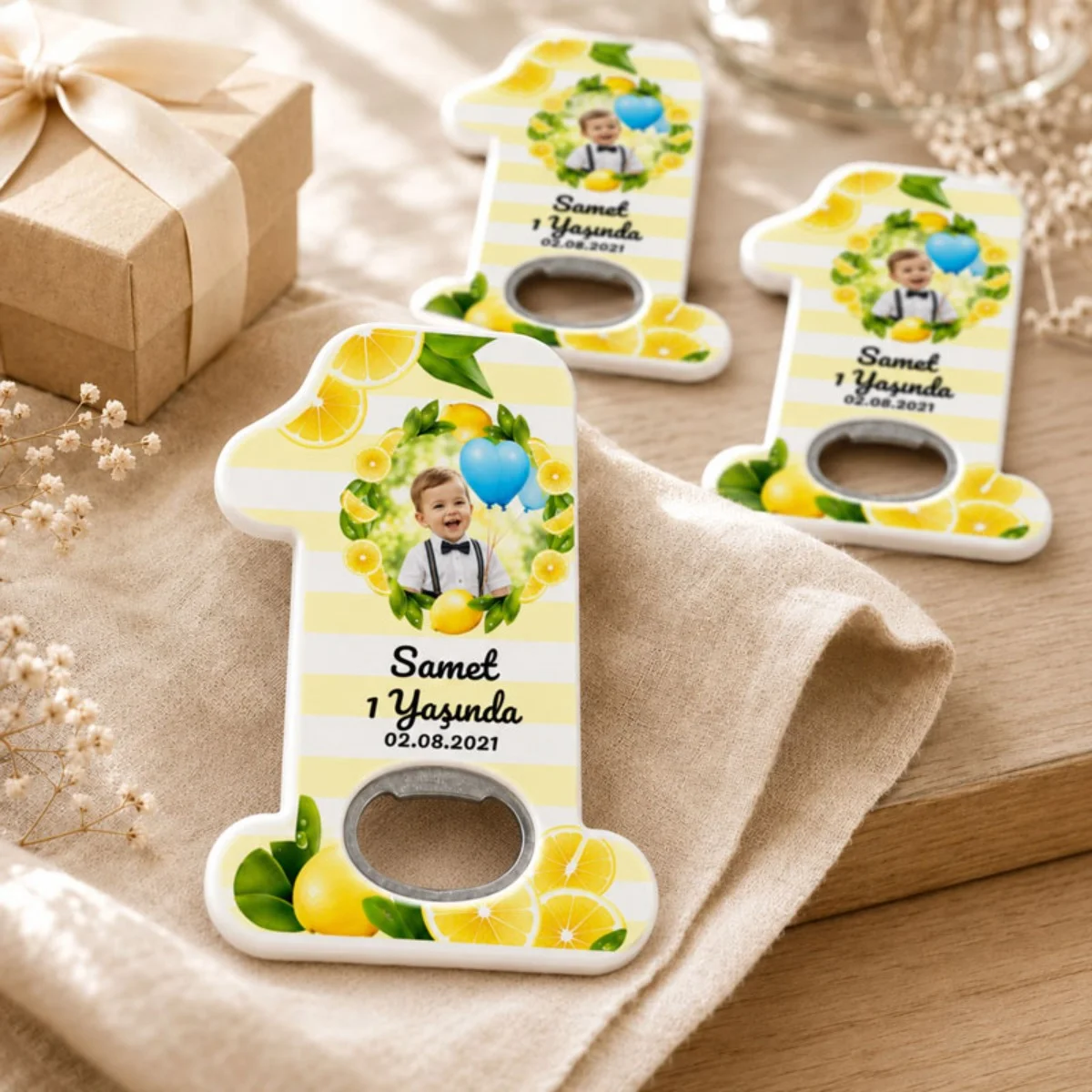 Kişiye Özel Fotoğraflı Limon Konseptli 1 Yaş Magnet Şişe Açacağı – Sarı Limon Temalı Bebek Doğum Günü Hediyeliği