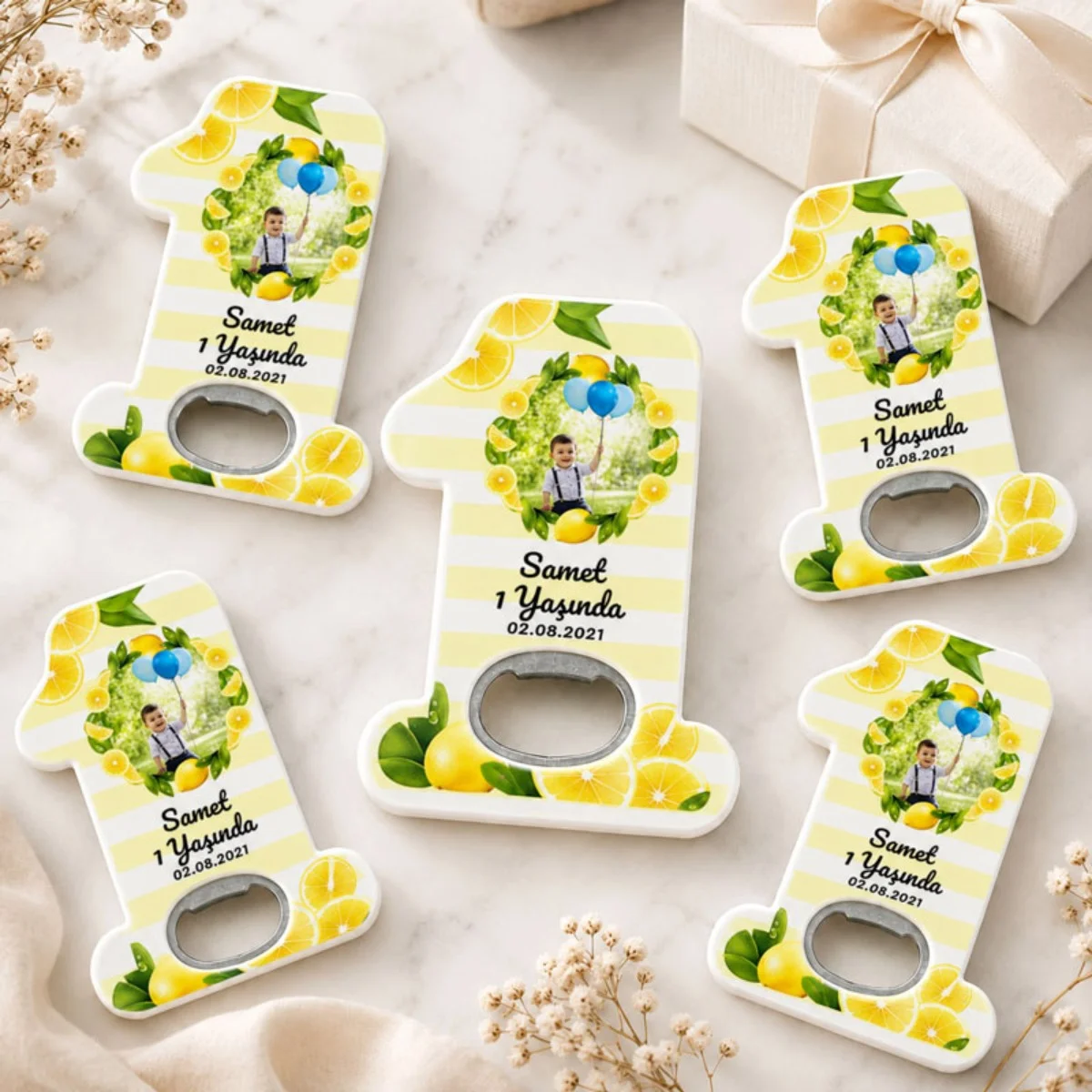 Kişiye Özel Fotoğraflı Limon Konseptli 1 Yaş Magnet Şişe Açacağı – Sarı Limon Temalı Bebek Doğum Günü Hediyeliği - Kişiye Özel | Bicazip - 3. görsel
