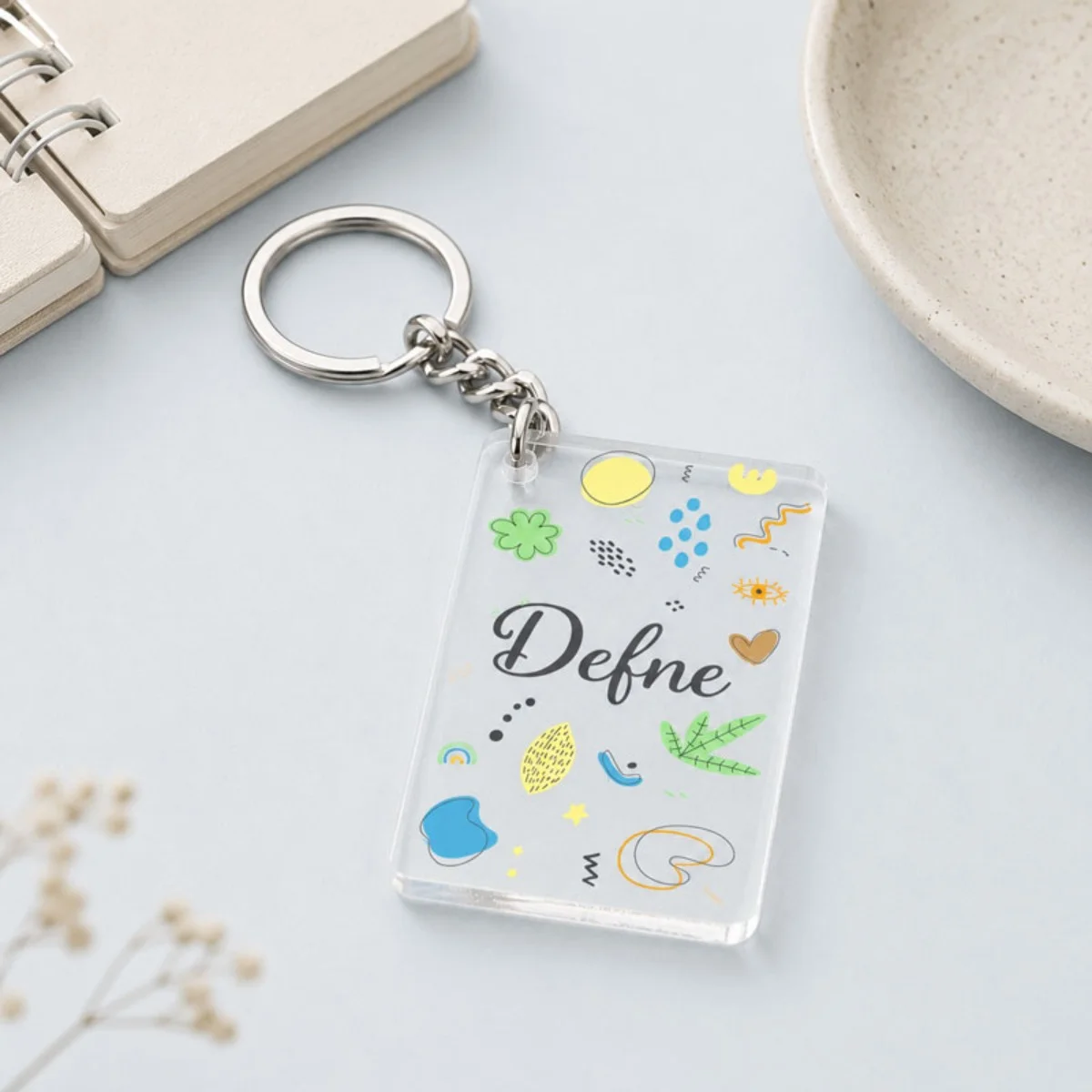 Kişiye Özel İsim Yazılı Renkli Soyut Desenli Şeffaf Akrilik Anahtarlık – Eğlenceli Hediyelik