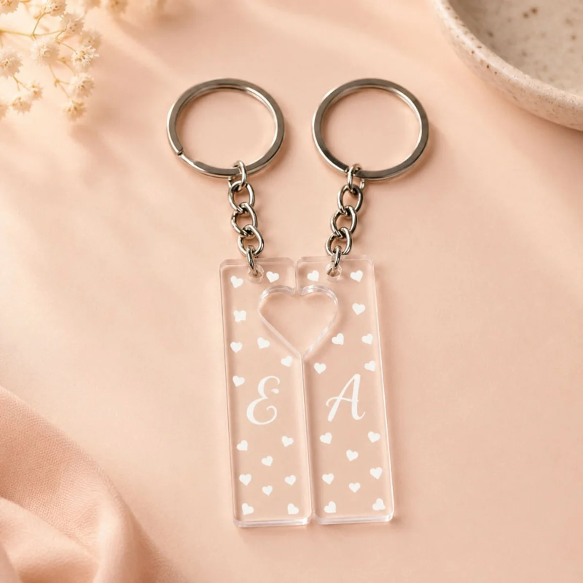 İsme/Harfe Özel Birleşen Kalp Pleksi Çift Anahtarlığı – Sevgililer Günü Hediyesi