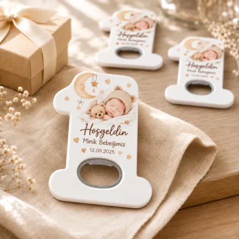 Hoş Geldin Bebek Açacak Magnet – Kişiye Özel Yenidoğan Hediyeliği (Bej Nötr Minik Bebegimiz)