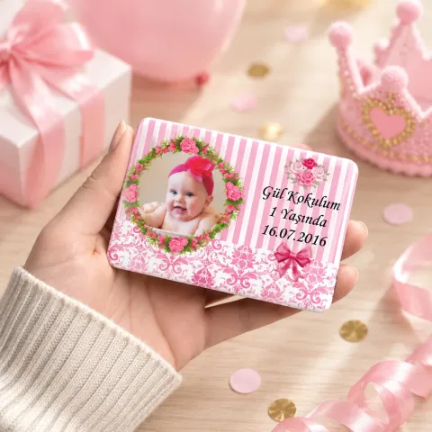 Kişiye Özel Fotoğraflı Pembe Damask Çiçek Çelenkli Doğum Günü Magneti - 10 Adet