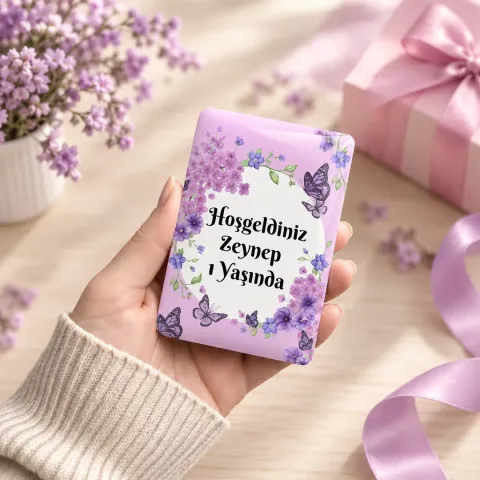 Kişiye Özel Lila Çiçekli Kelebekli Dikey Hoş Geldin Bebek Magneti - 10 Adet